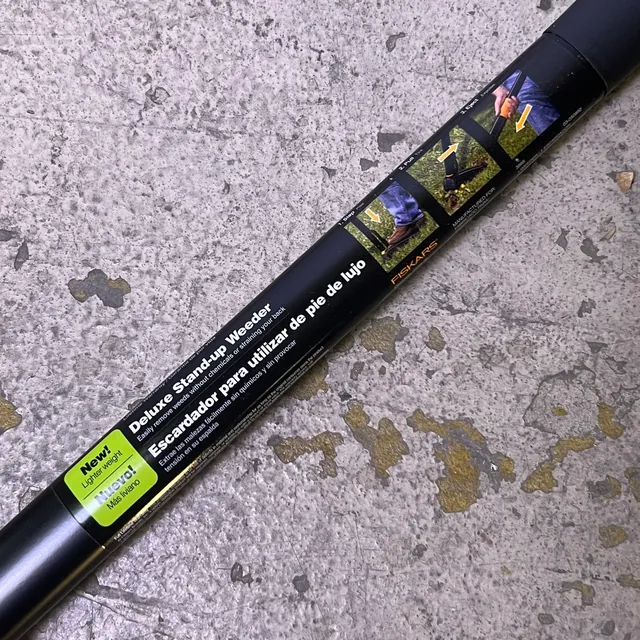 Operating instructions printed on the Fiskars Deluxe stand-up weeder shaft