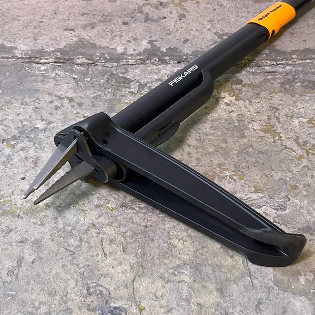 Fiskars Deluxe stand-up weeder four steel claws and black foot platform