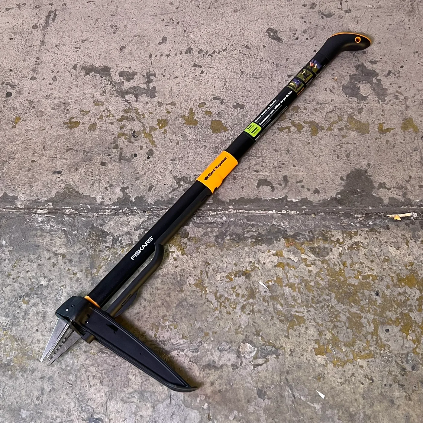 Fiskars Deluxe 1074437 stand-up weeder with black shaft and orange eject control
