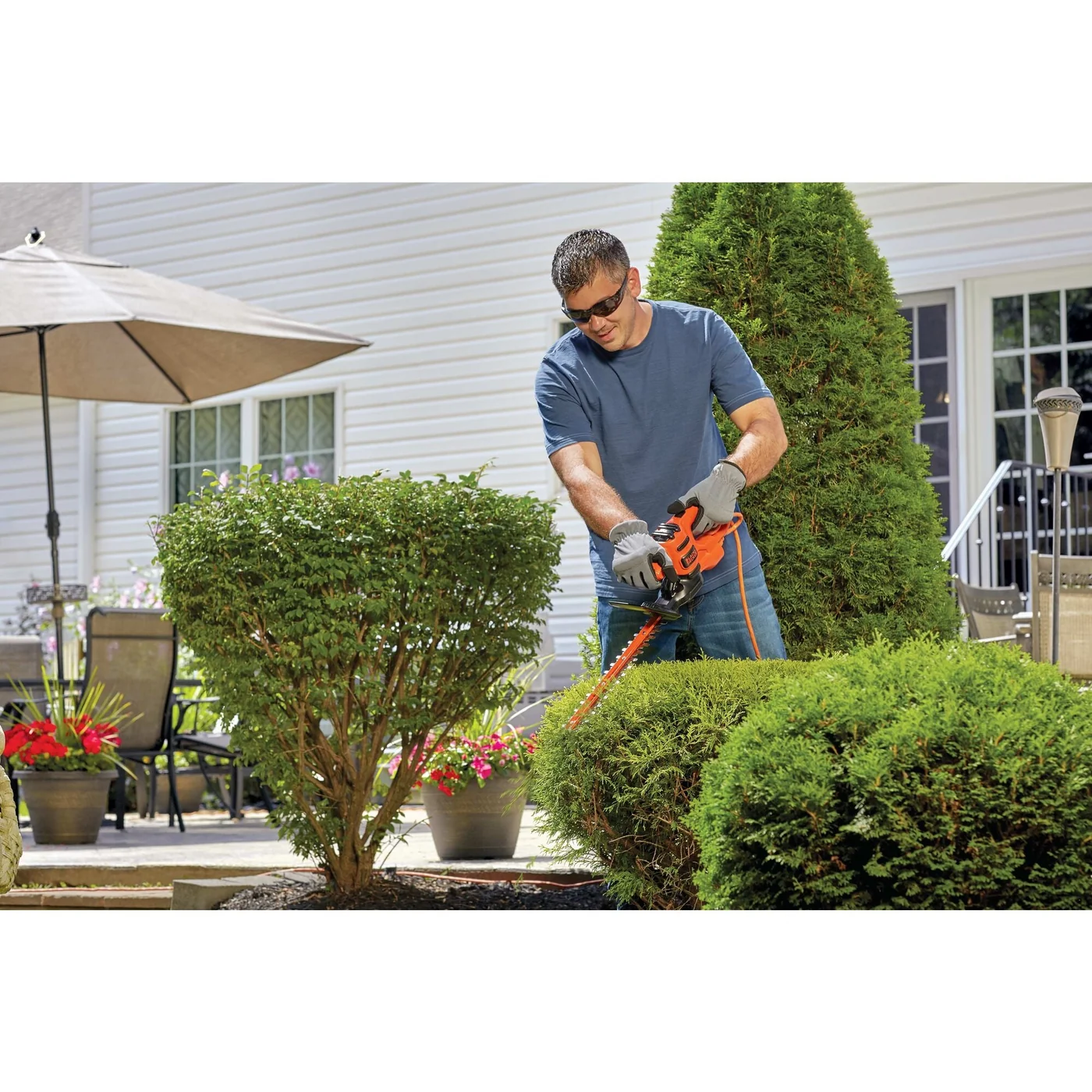 BLACK+DECKER BEHT150 17-inch hedge trimmer, product gallery view 2