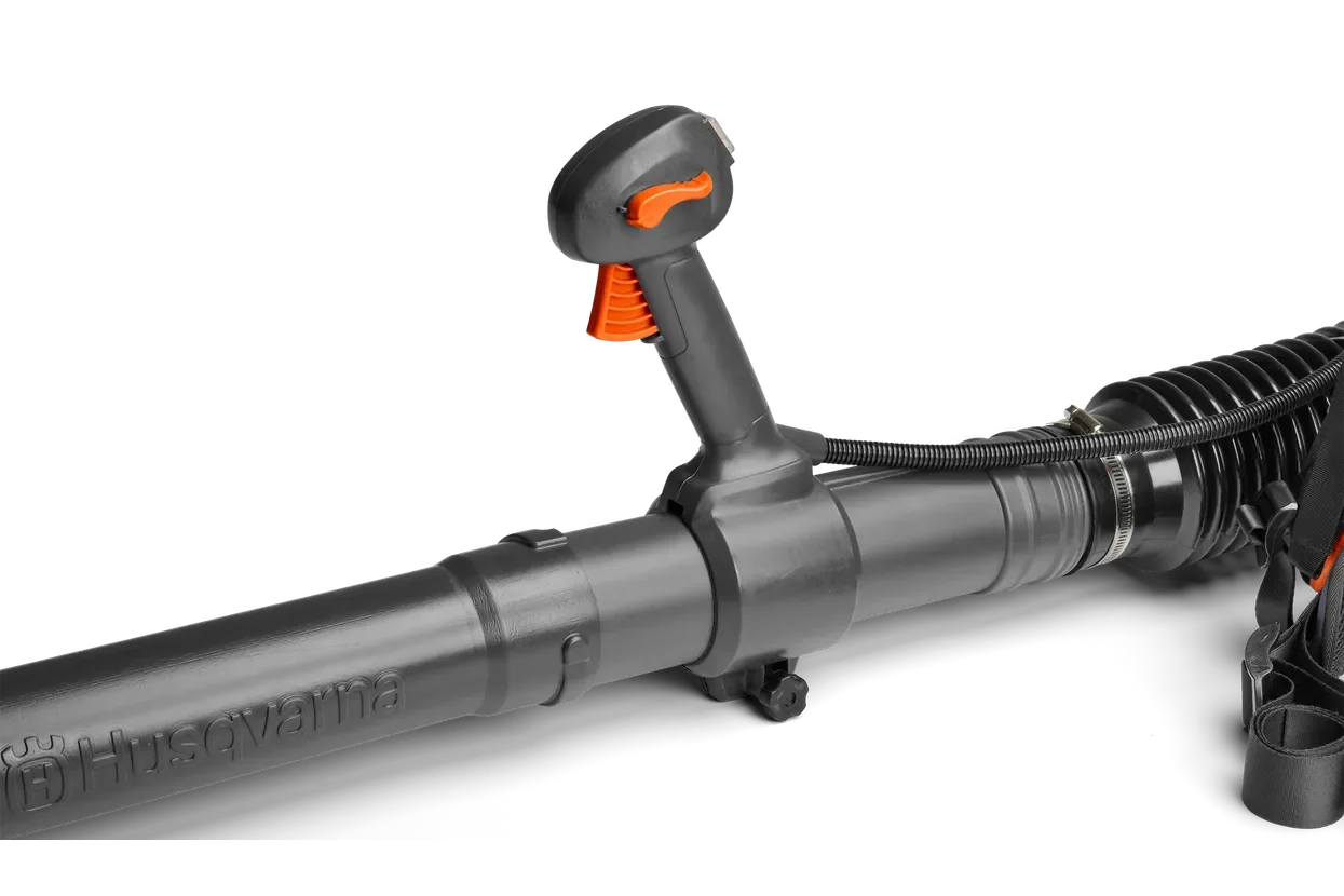 Husqvarna 150BT. Side view of a Husqvarna leaf blower handle and tube.