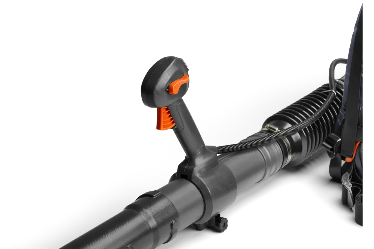 Husqvarna 150BT. Side view of a leaf blower handle and tube, highlighting the ergonomic design.