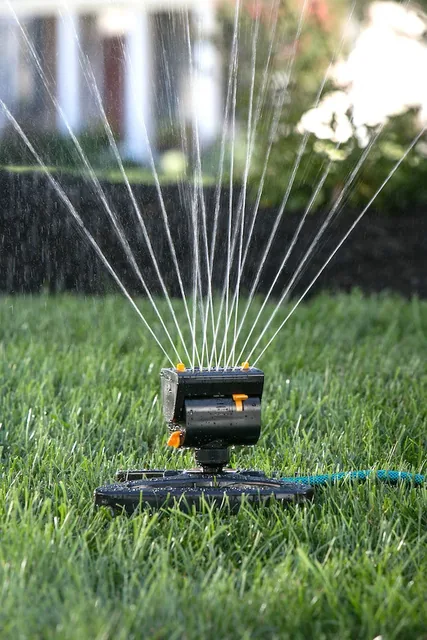 Melnor MiniMax 65131AMZ oscillating sprinkler, detail or garden-use view 3