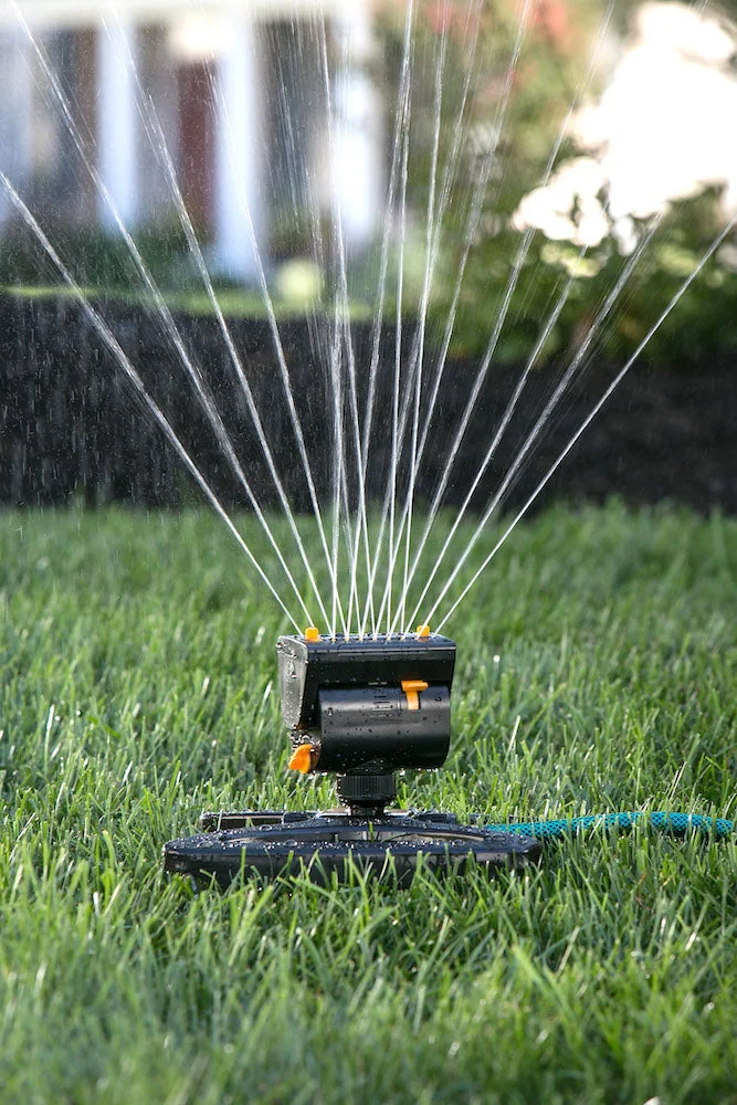 Melnor MiniMax 65131AMZ oscillating sprinkler, detail or garden-use view 3
